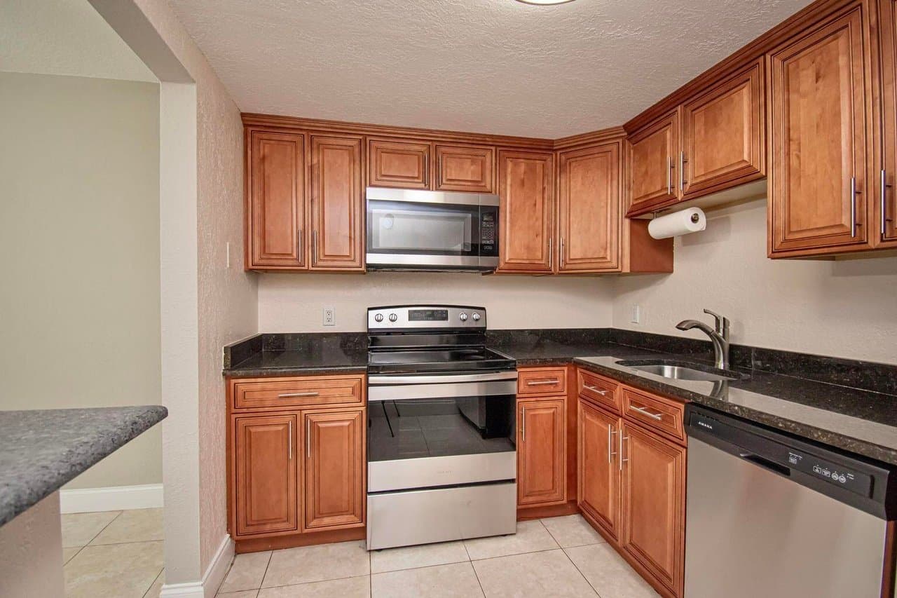 Deerfield Beach Condo: 770 SE 2nd Ave