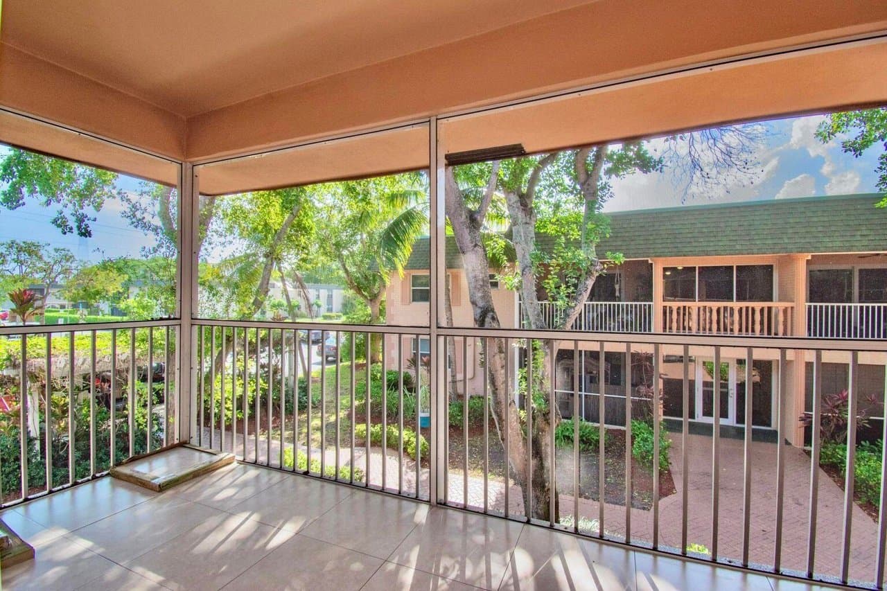 Deerfield Beach Condo: 770 SE 2nd Ave