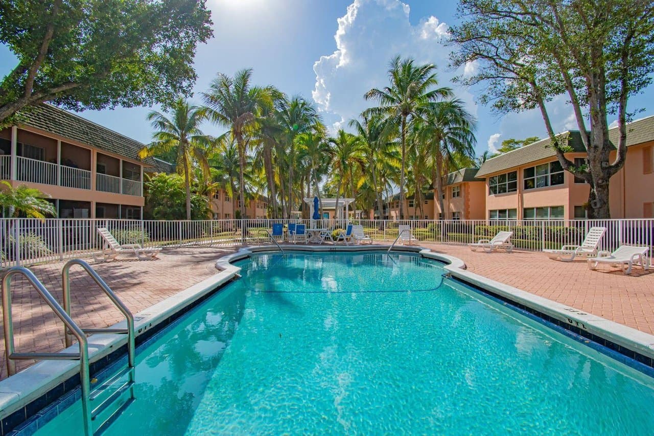 Deerfield Beach Condo: 770 SE 2nd Ave