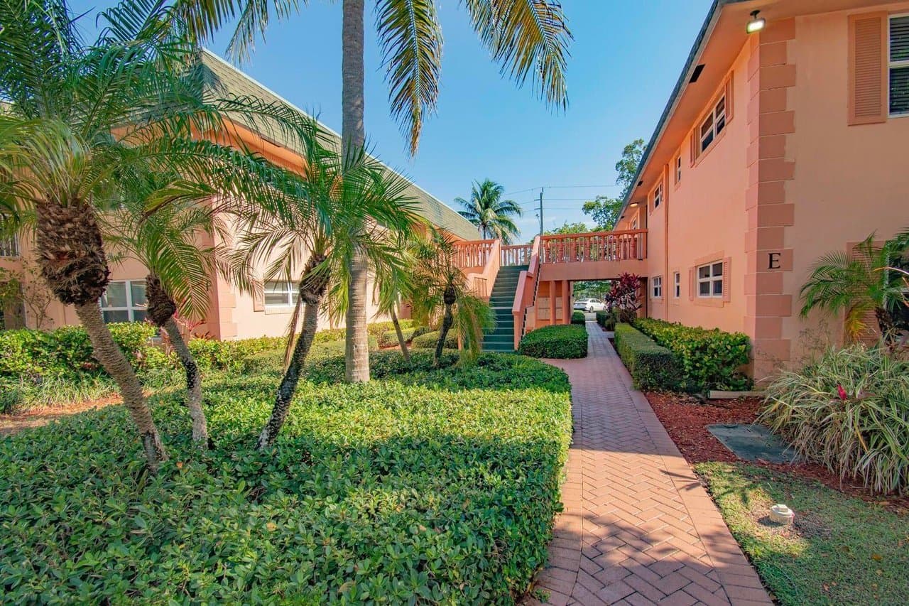 Deerfield Beach Condo: 770 SE 2nd Ave