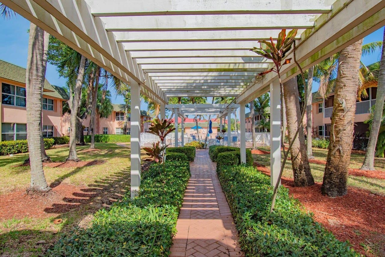 Deerfield Beach Condo: 770 SE 2nd Ave