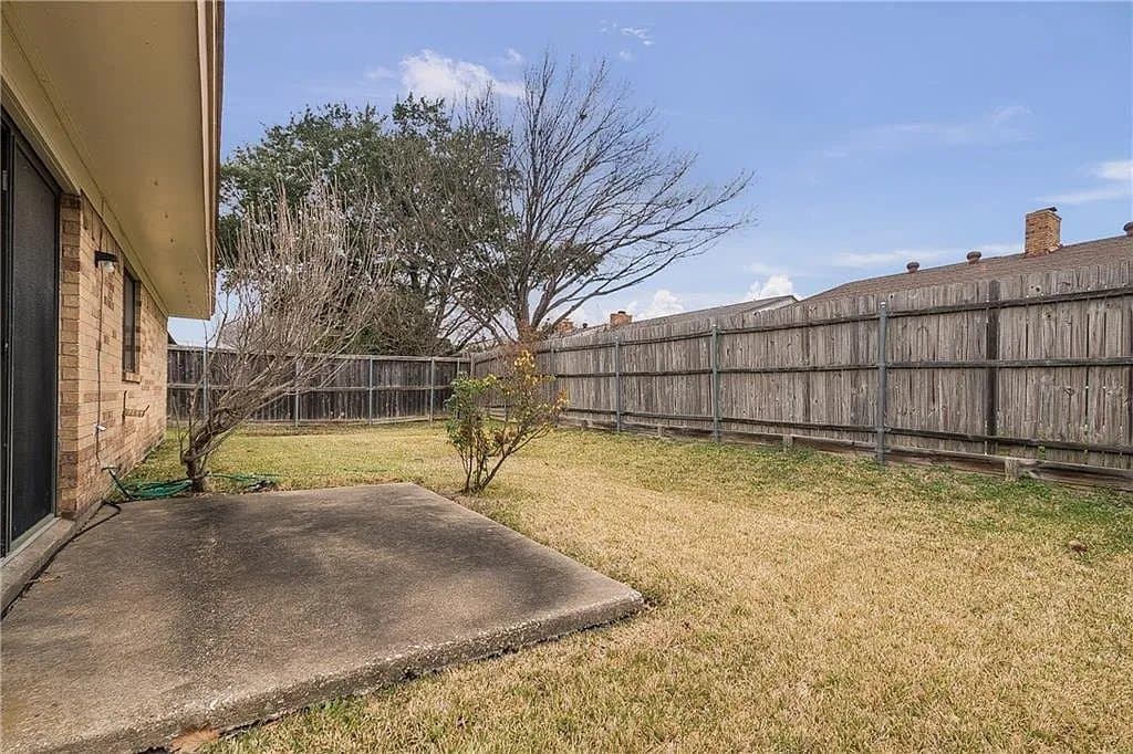 Carrollton House: 2219 Benbrook Dr