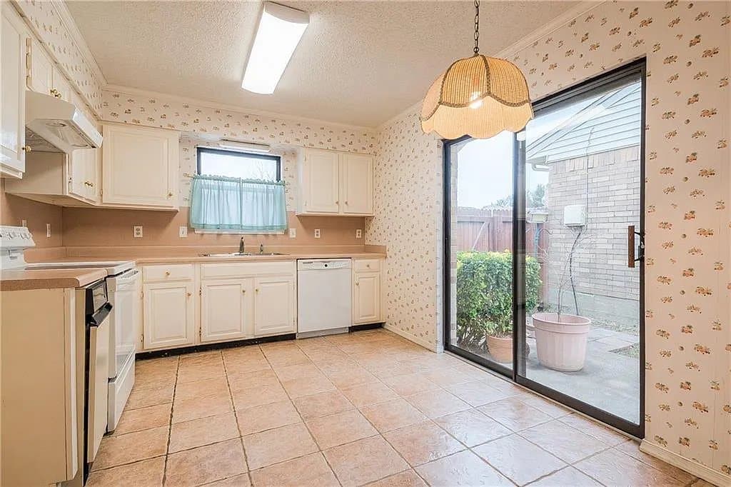 Carrollton House: 2219 Benbrook Dr