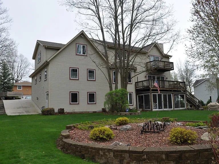 West Bend House: 5525 Bauers Drive
