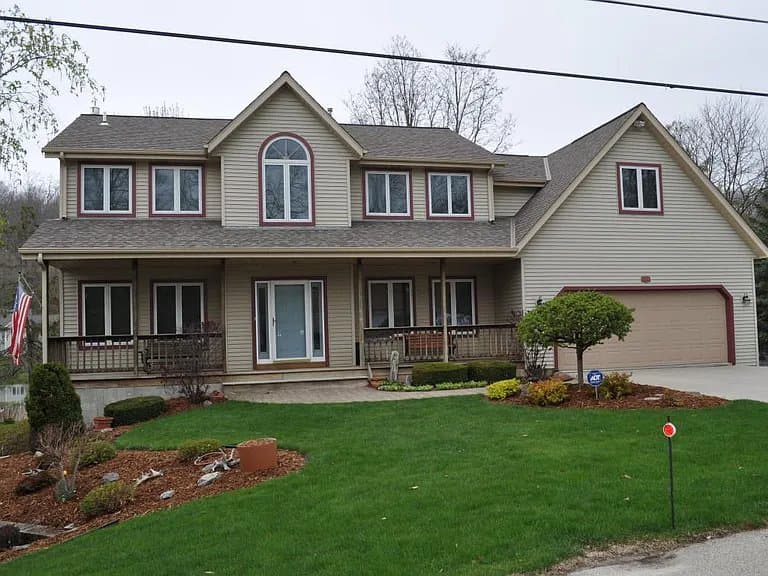 West Bend House: 5525 Bauers Drive