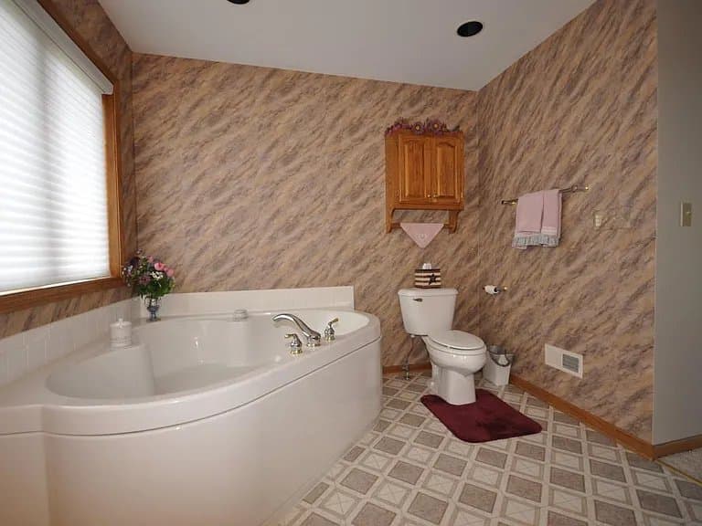West Bend House: 5525 Bauers Drive