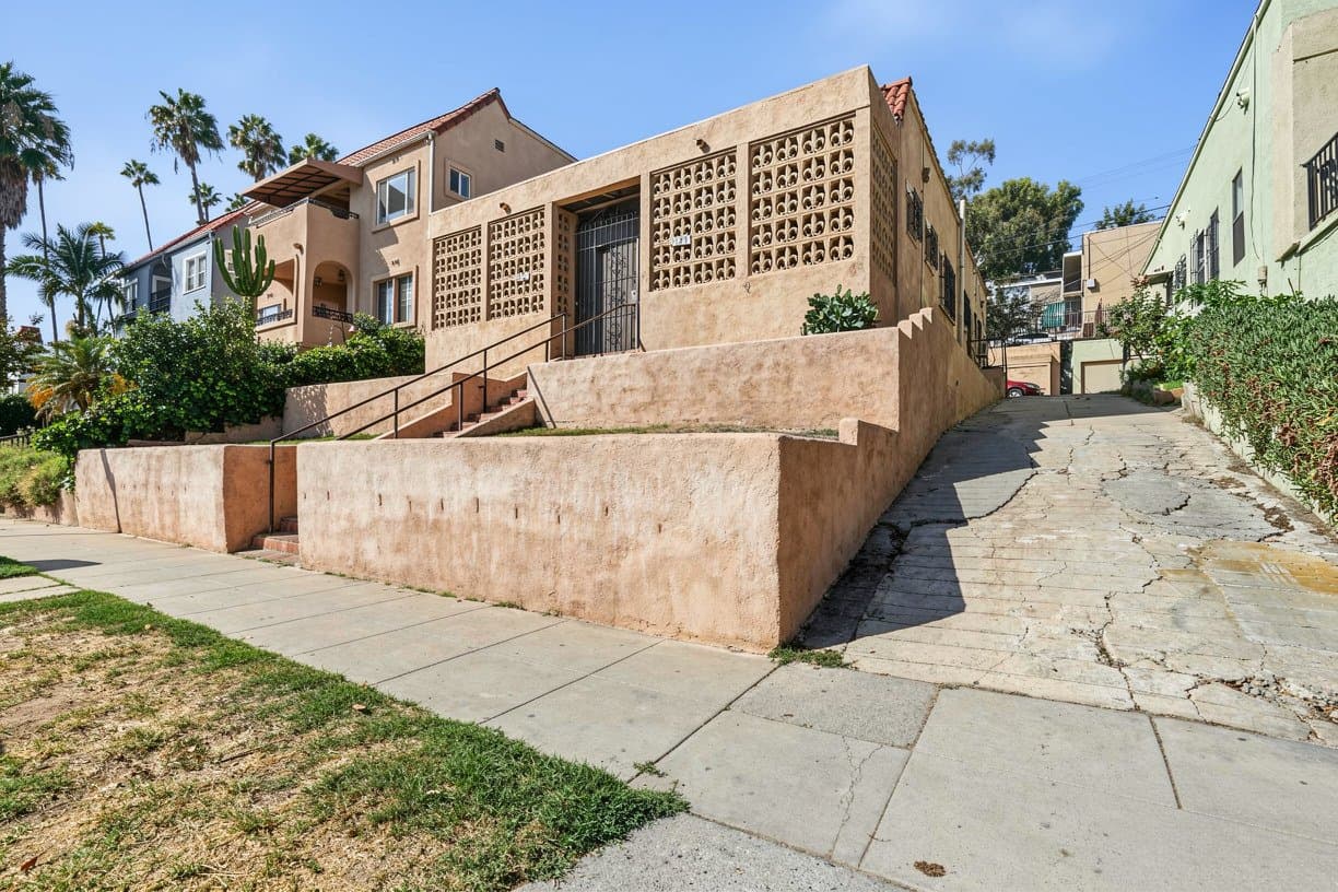 Los Angeles Apartment: 3729 Mont Clair St