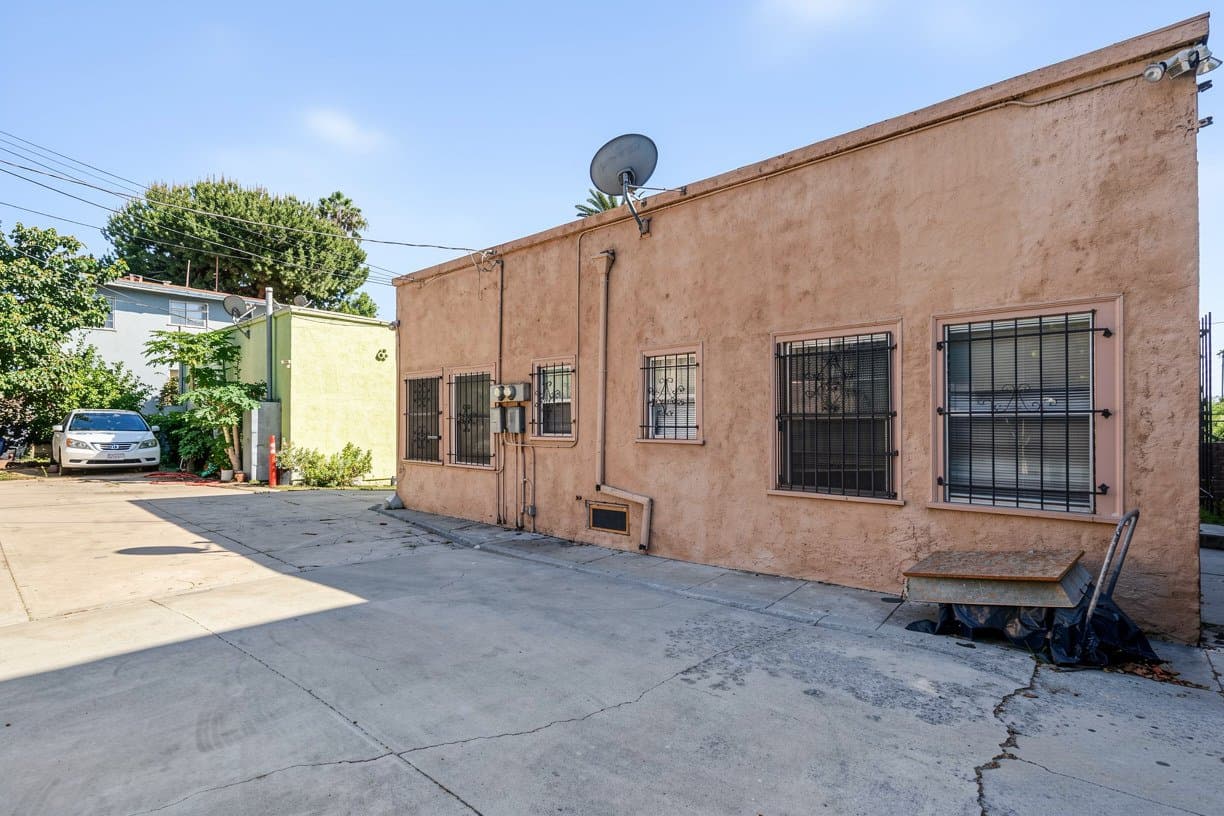 Los Angeles Apartment: 3729 Mont Clair St