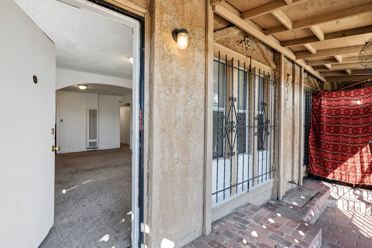 Los Angeles Apartment: 3729 Mont Clair St