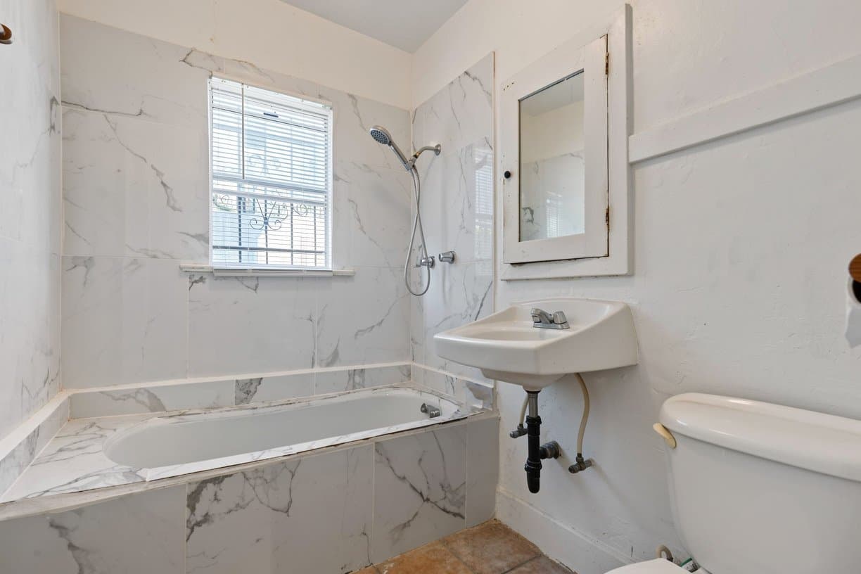 Los Angeles Apartment: 3729 Mont Clair St