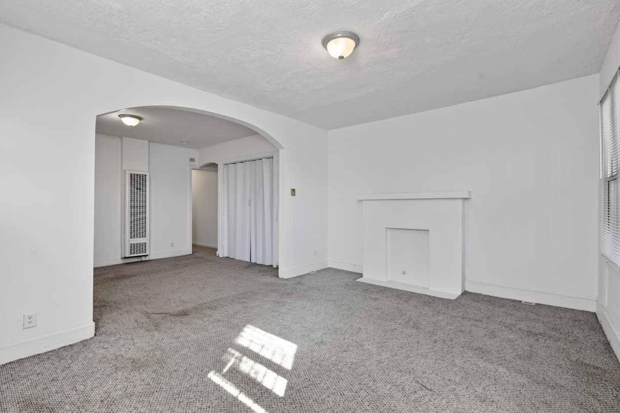 Los Angeles Apartment: 3729 Mont Clair St