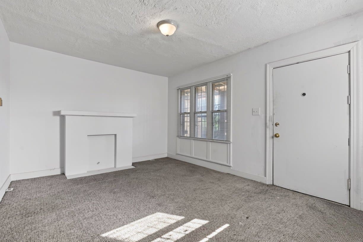 Los Angeles Apartment: 3729 Mont Clair St