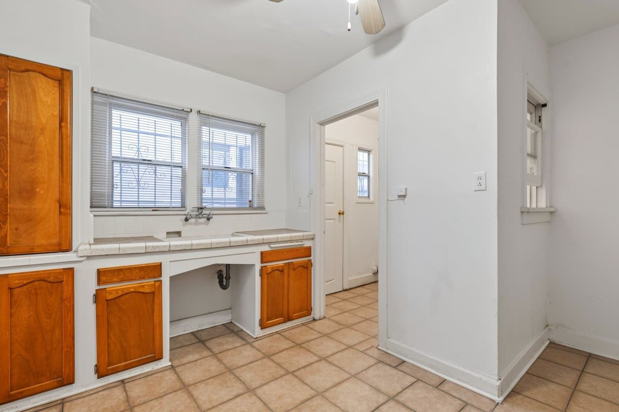 Los Angeles Apartment: 3729 Mont Clair St