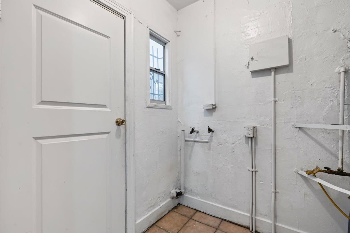Los Angeles Apartment: 3729 Mont Clair St