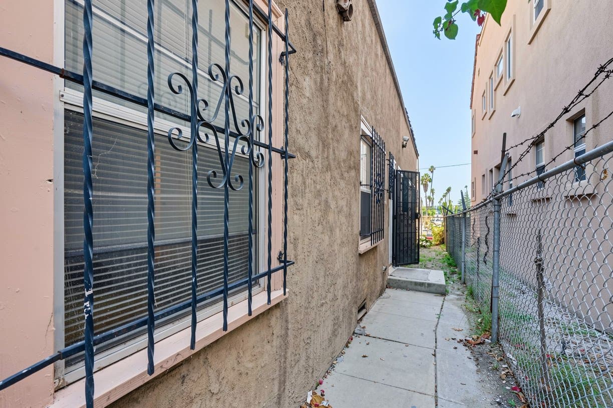 Los Angeles Apartment: 3729 Mont Clair St