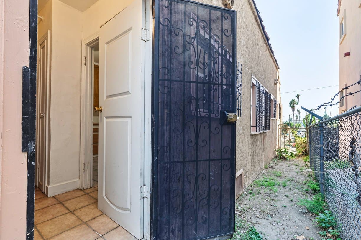 Los Angeles Apartment: 3729 Mont Clair St