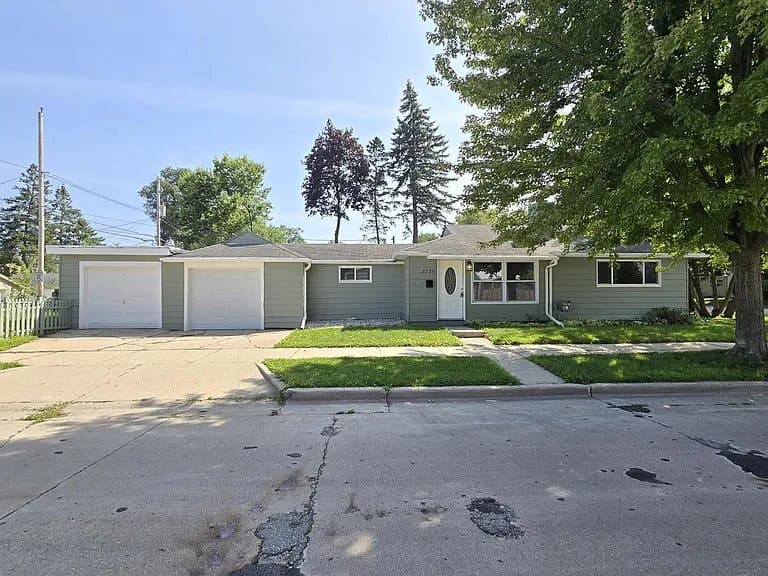 Milwaukee House: 3729 W. Kaul Avenue
