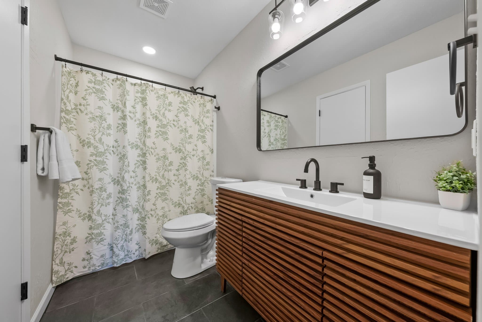 Grandview Multiplex: 4010 e 123rd Terr. Unit A