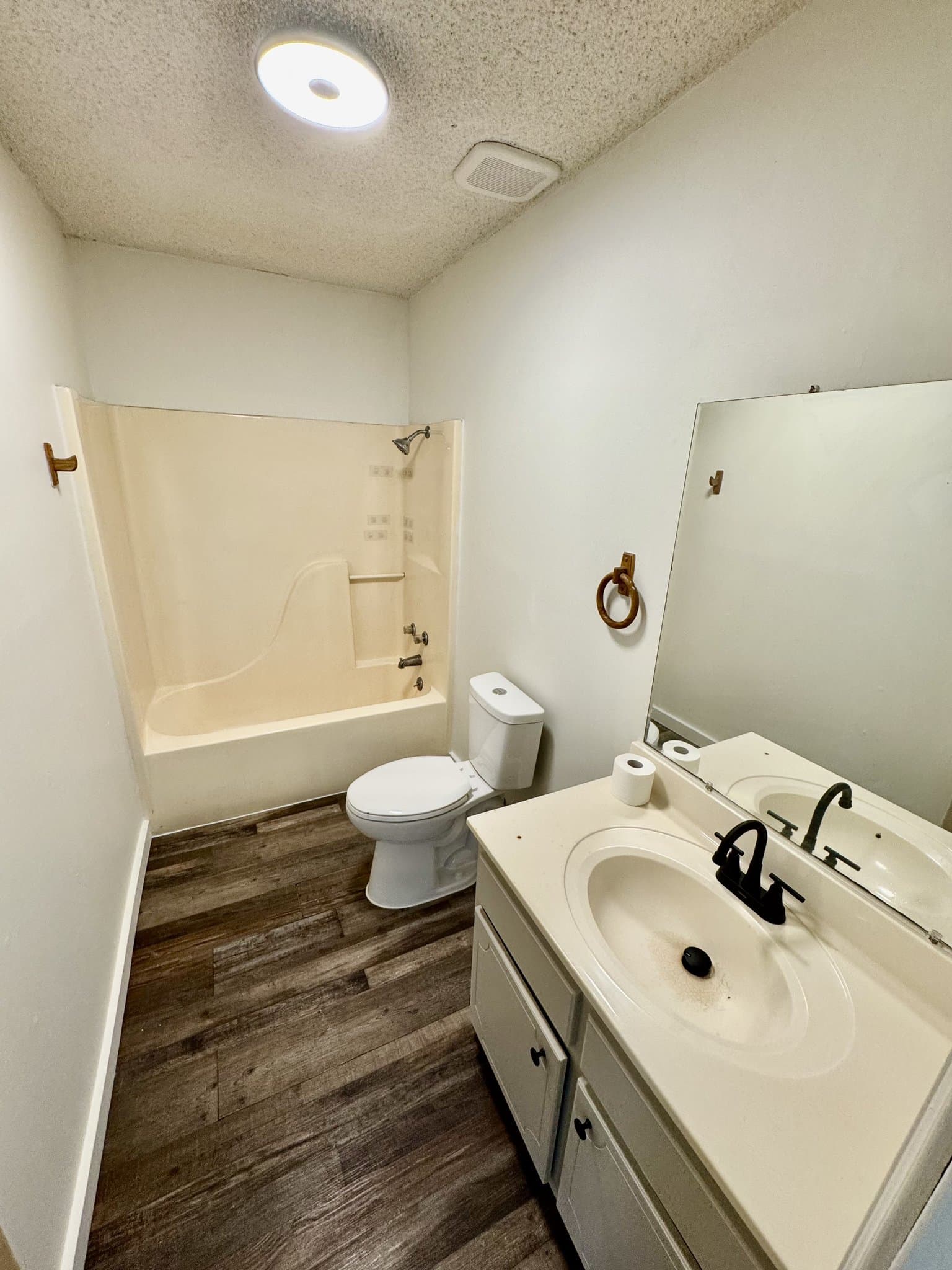 Corinth Apartment: 906 Levee Rd