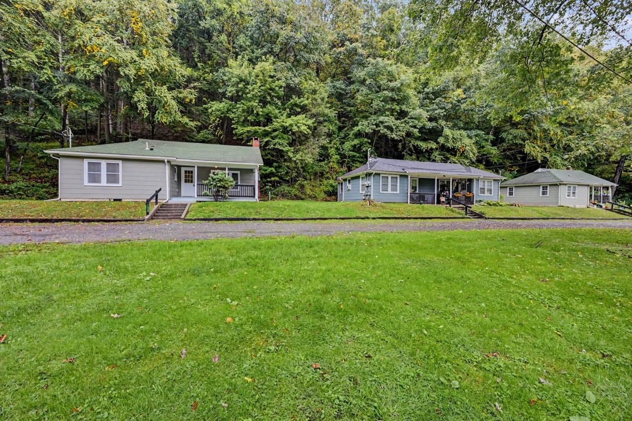 Effort House: 108 Hartman Ln