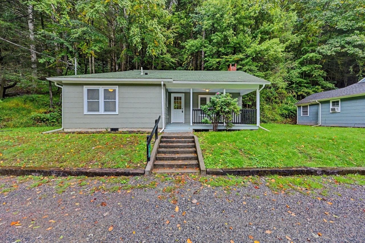 Effort House: 108 Hartman Ln