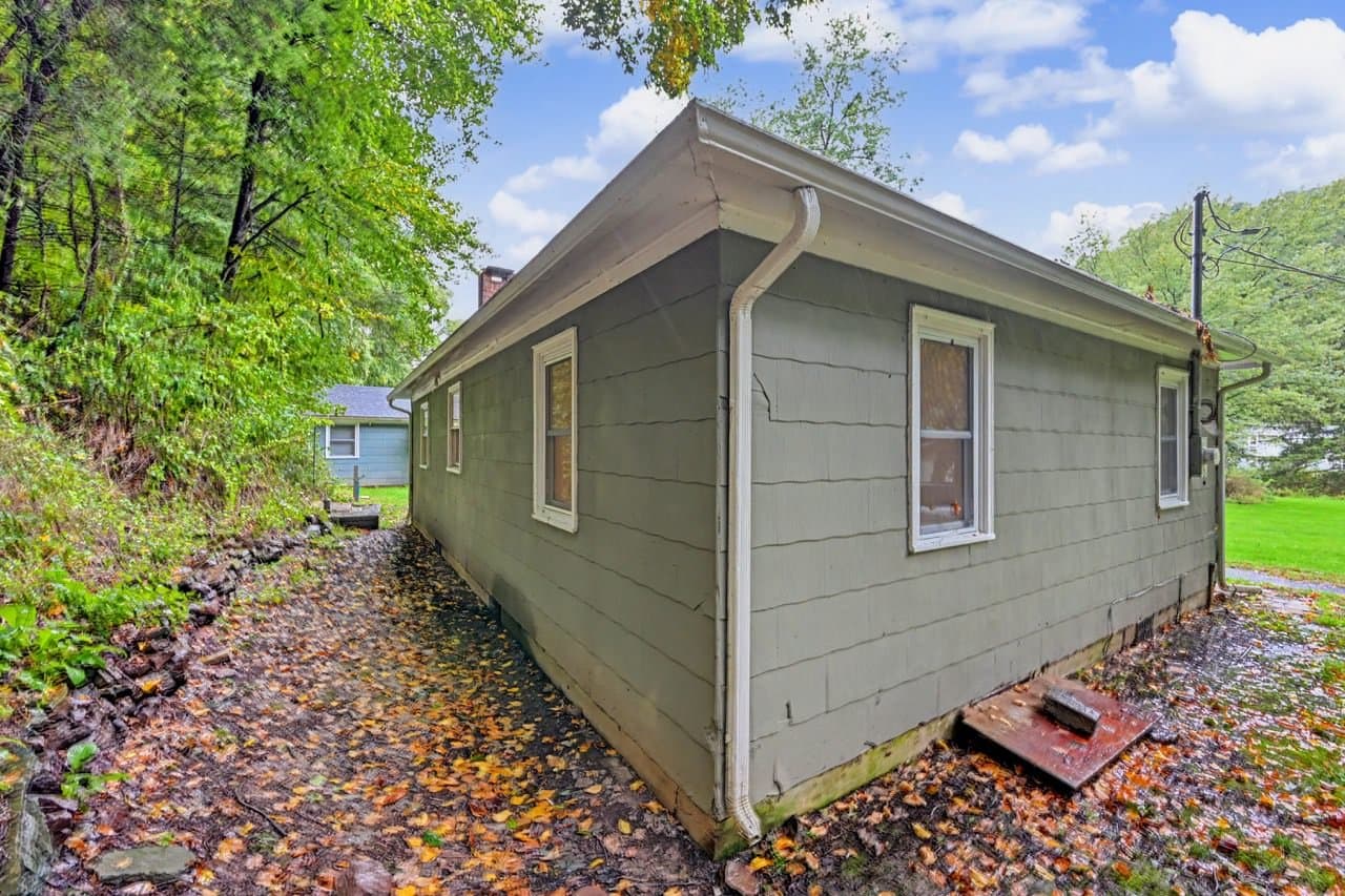 Effort House: 108 Hartman Ln