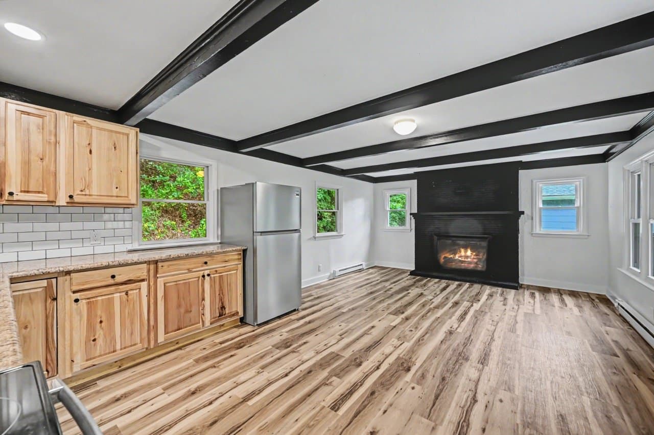 Effort House: 108 Hartman Ln