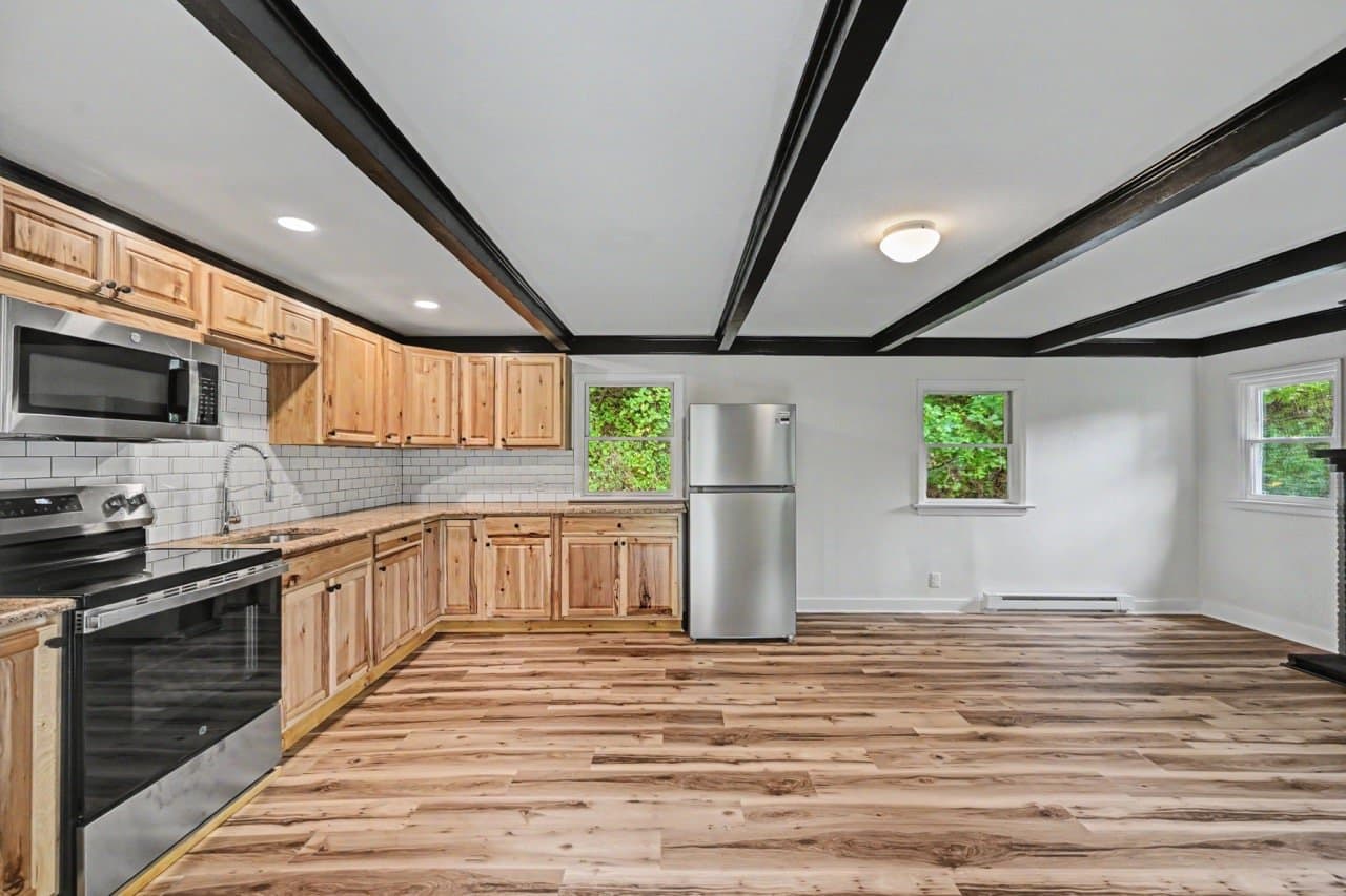 Effort House: 108 Hartman Ln