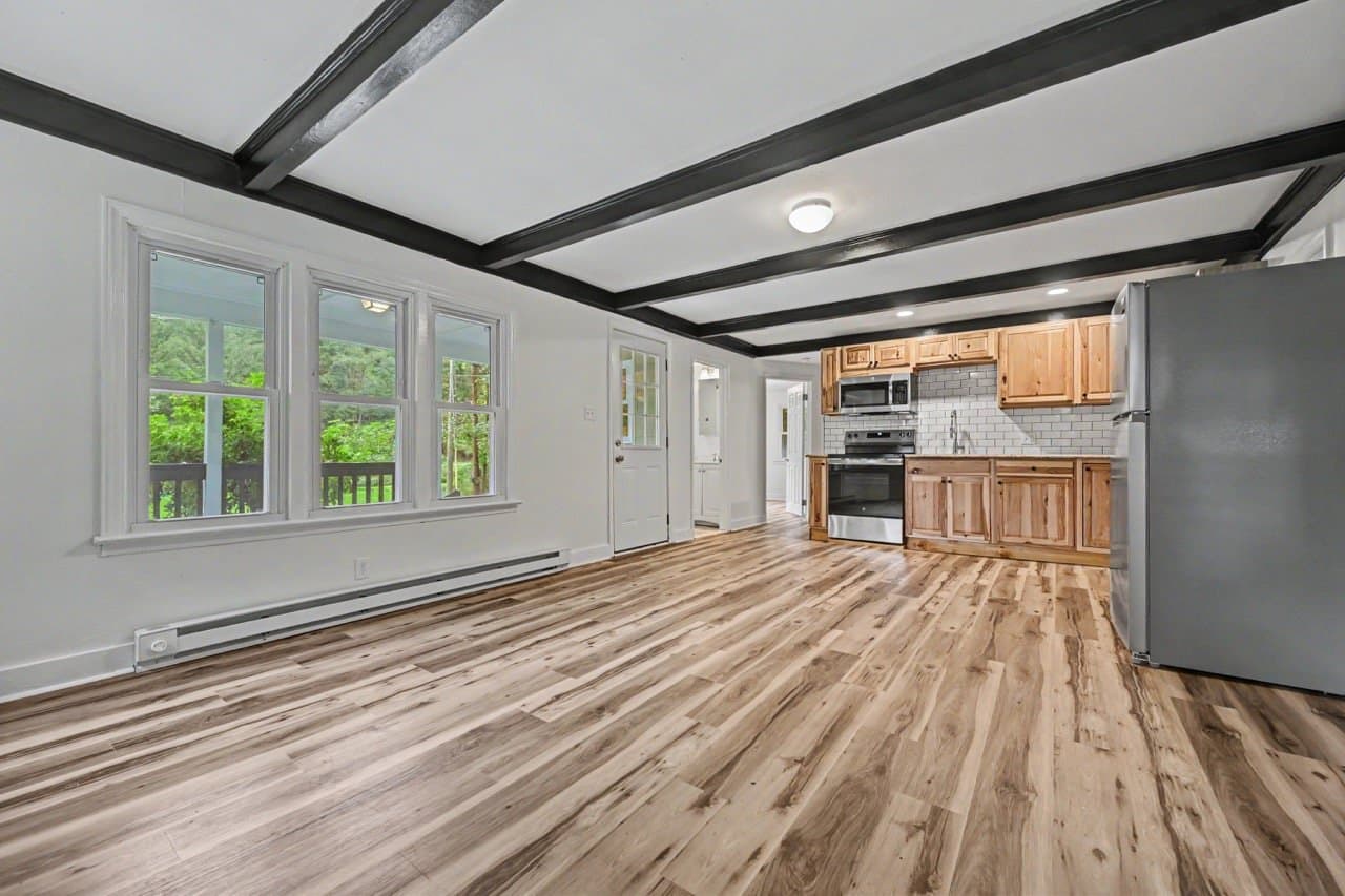 Effort House: 108 Hartman Ln