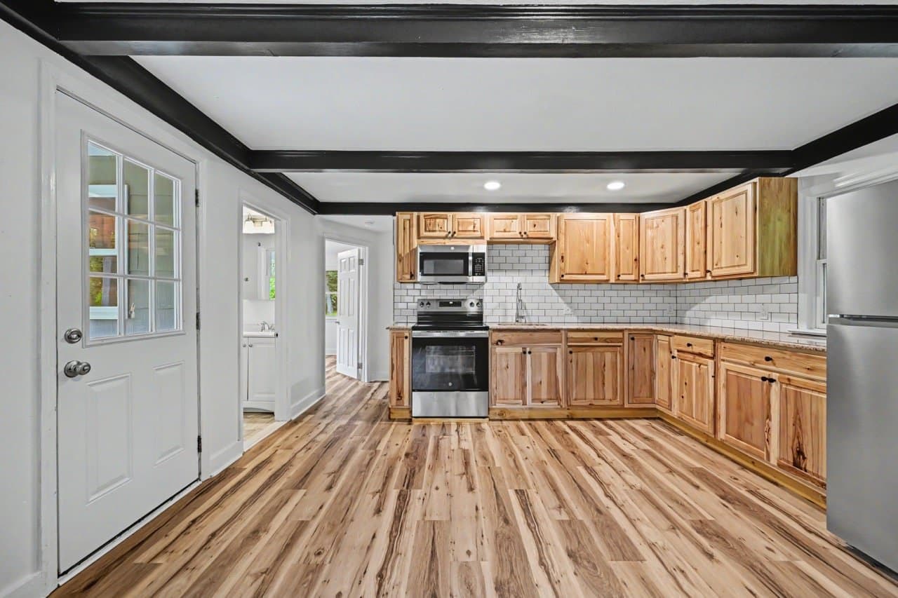 Effort House: 108 Hartman Ln
