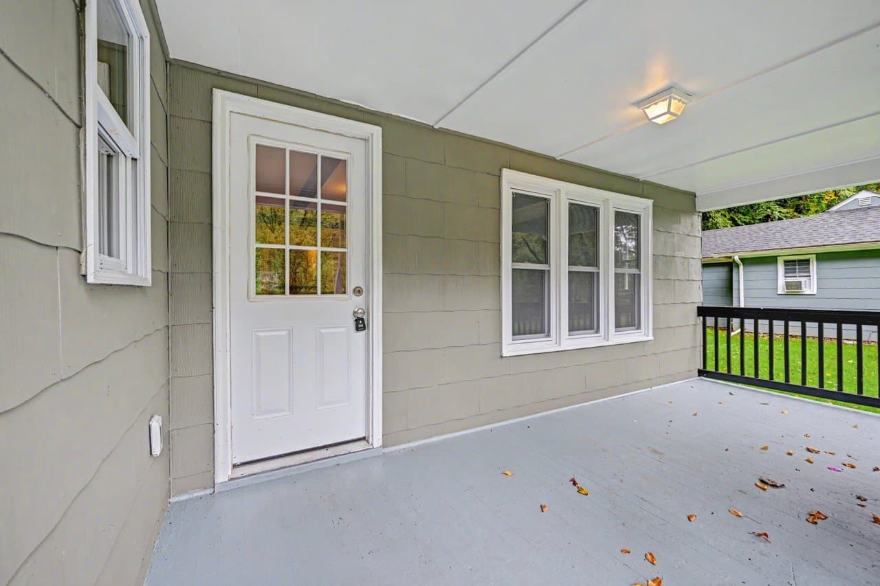 Effort House: 108 Hartman Ln
