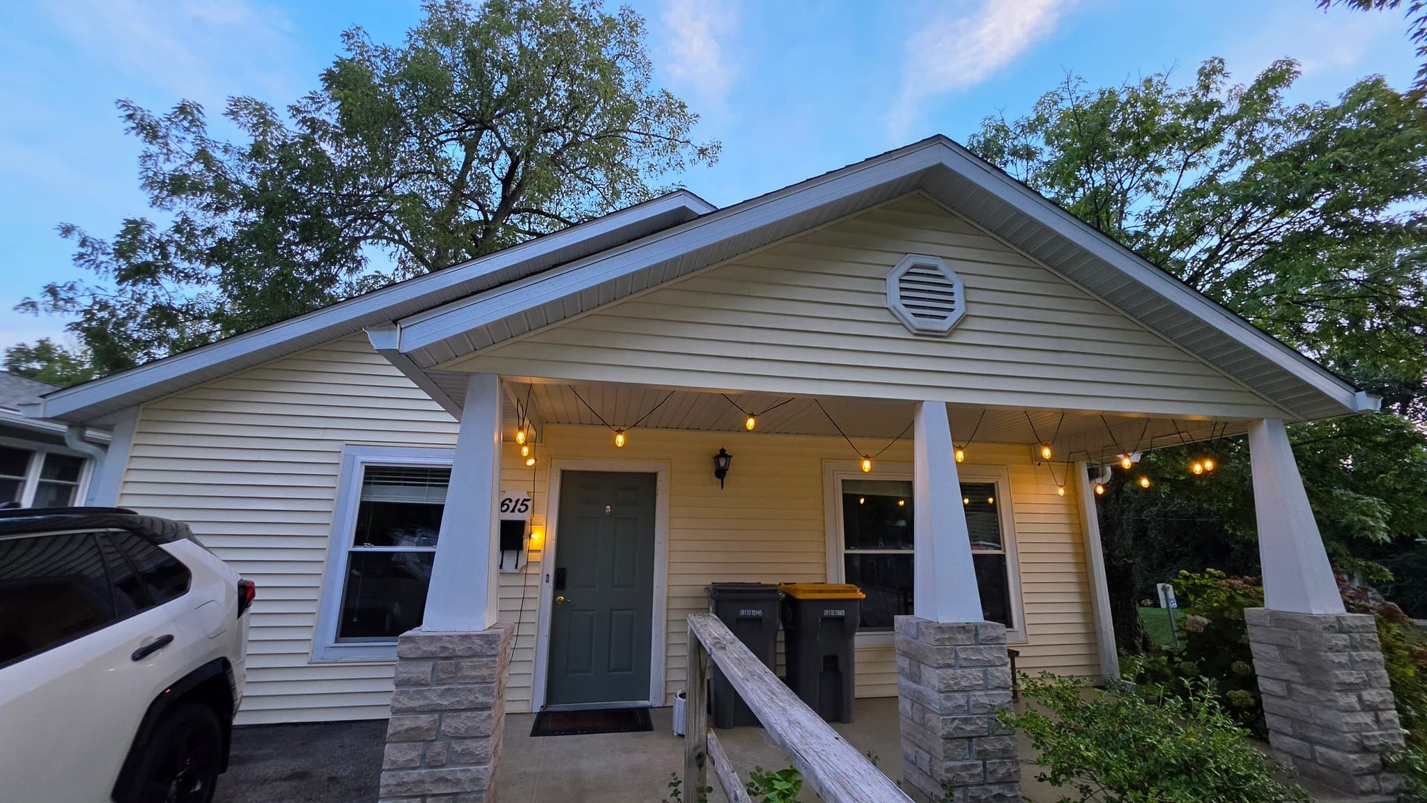 Bloomington House: 615 W Allen St
