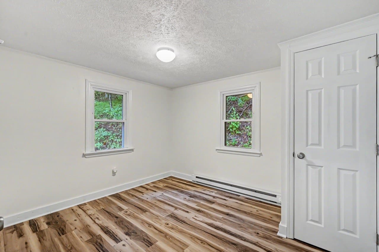 Effort House: 108 Hartman Ln