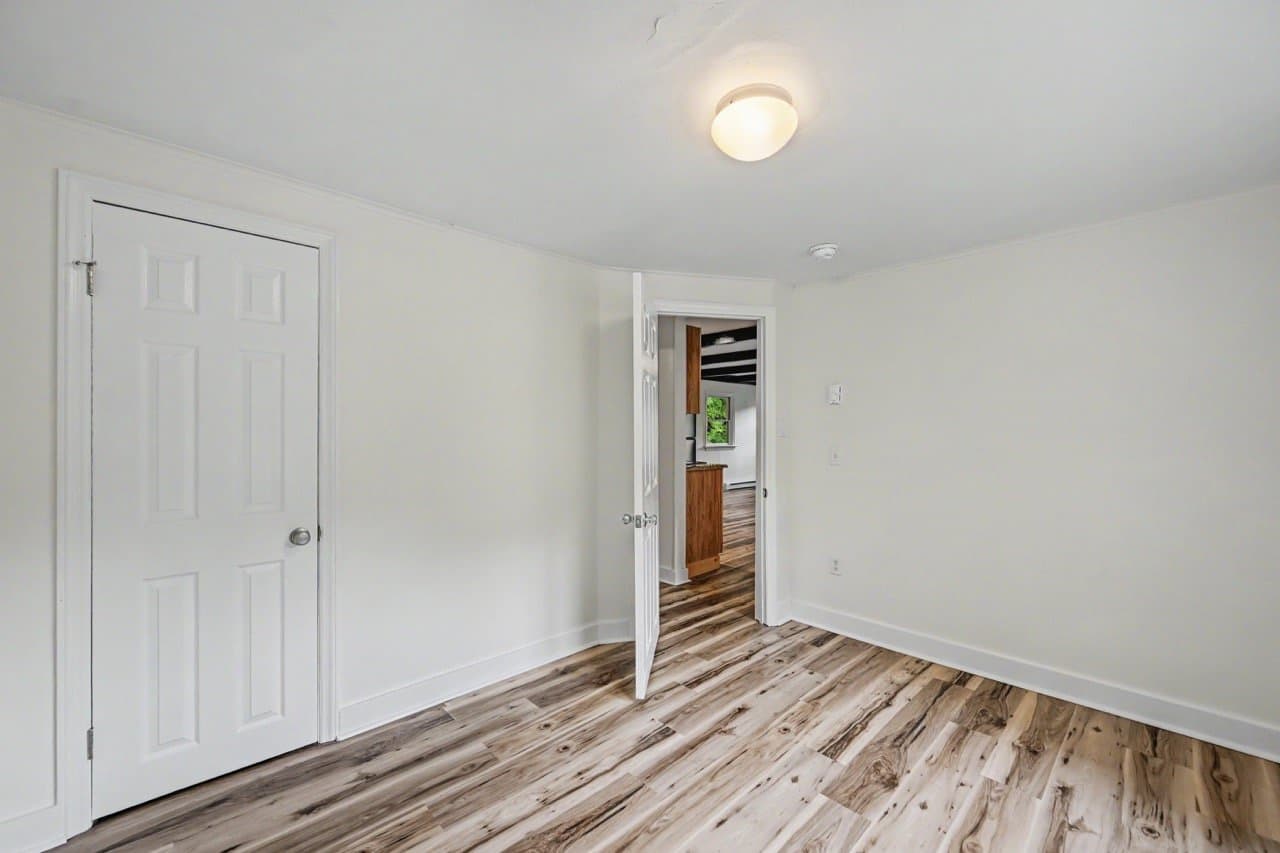 Effort House: 108 Hartman Ln