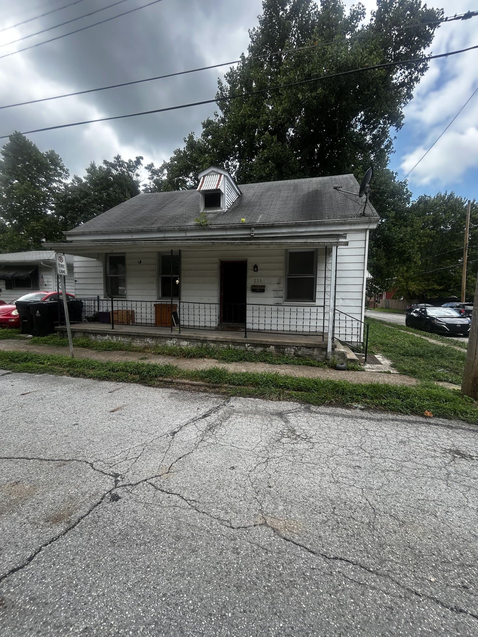 Belleville House: 233 N 11th St