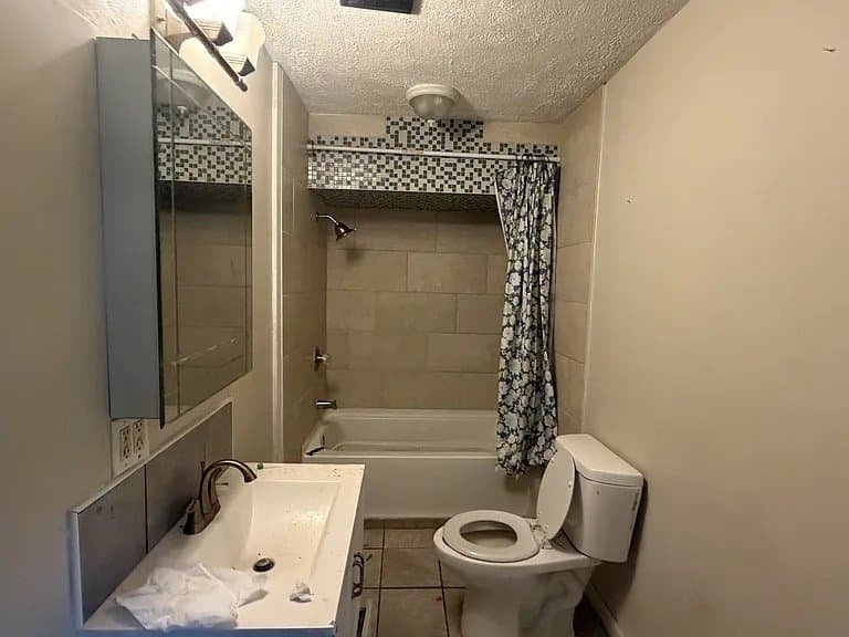 Peoria House: 1829 W Butler St