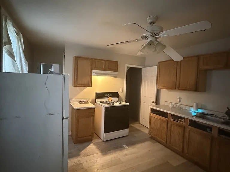 Peoria House: 1829 W Butler St
