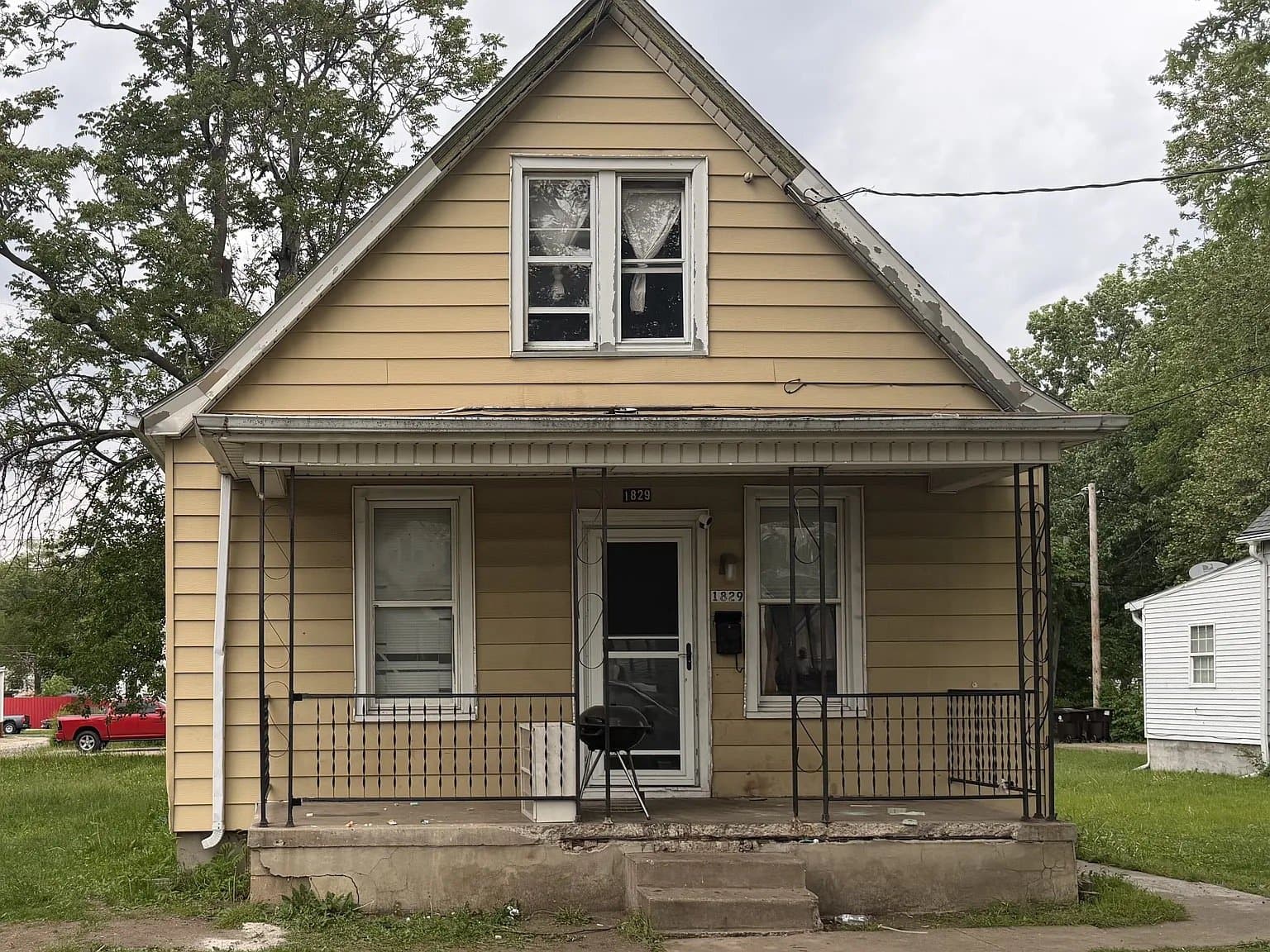 Peoria House: 1829 W Butler St