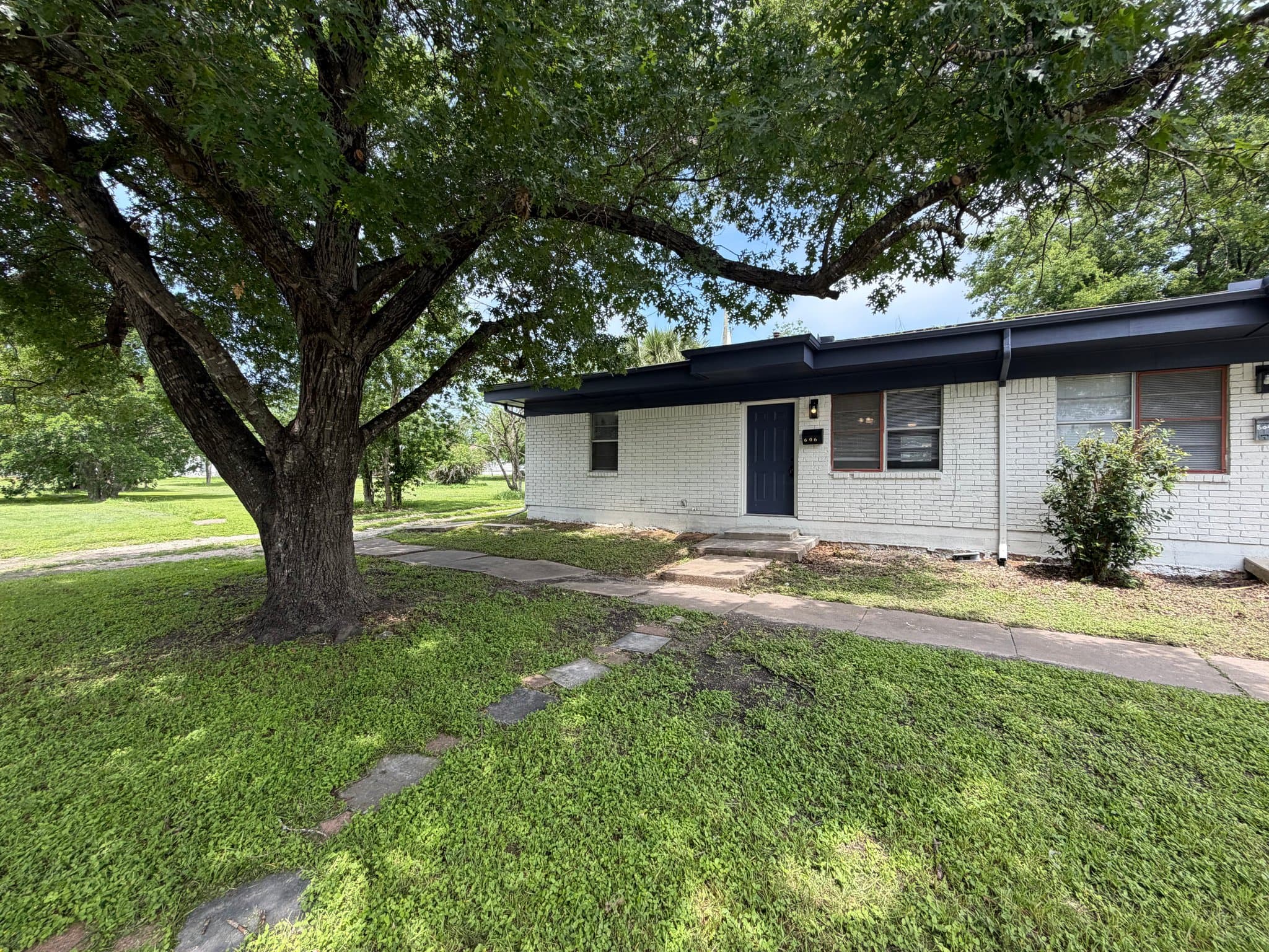 Taylor House: 401 Branch St