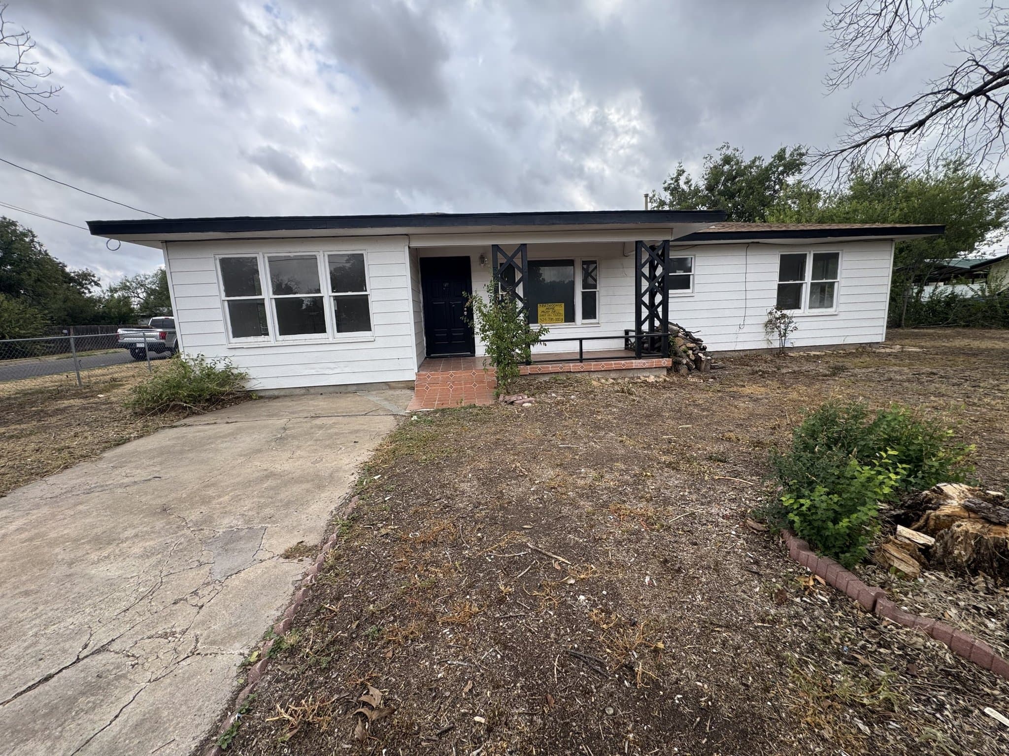 San Angelo House: 3822 Bowie St