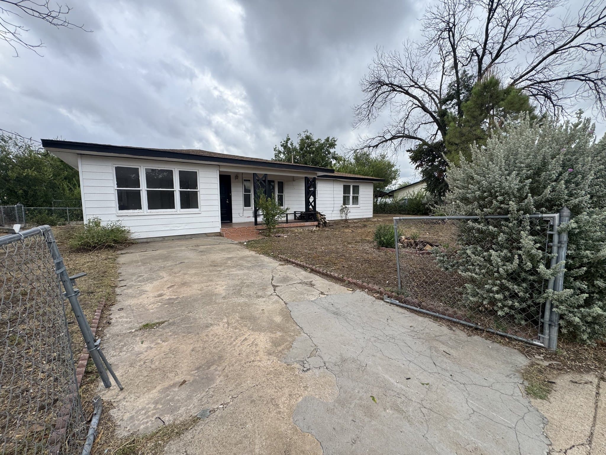 San Angelo House: 3822 Bowie St