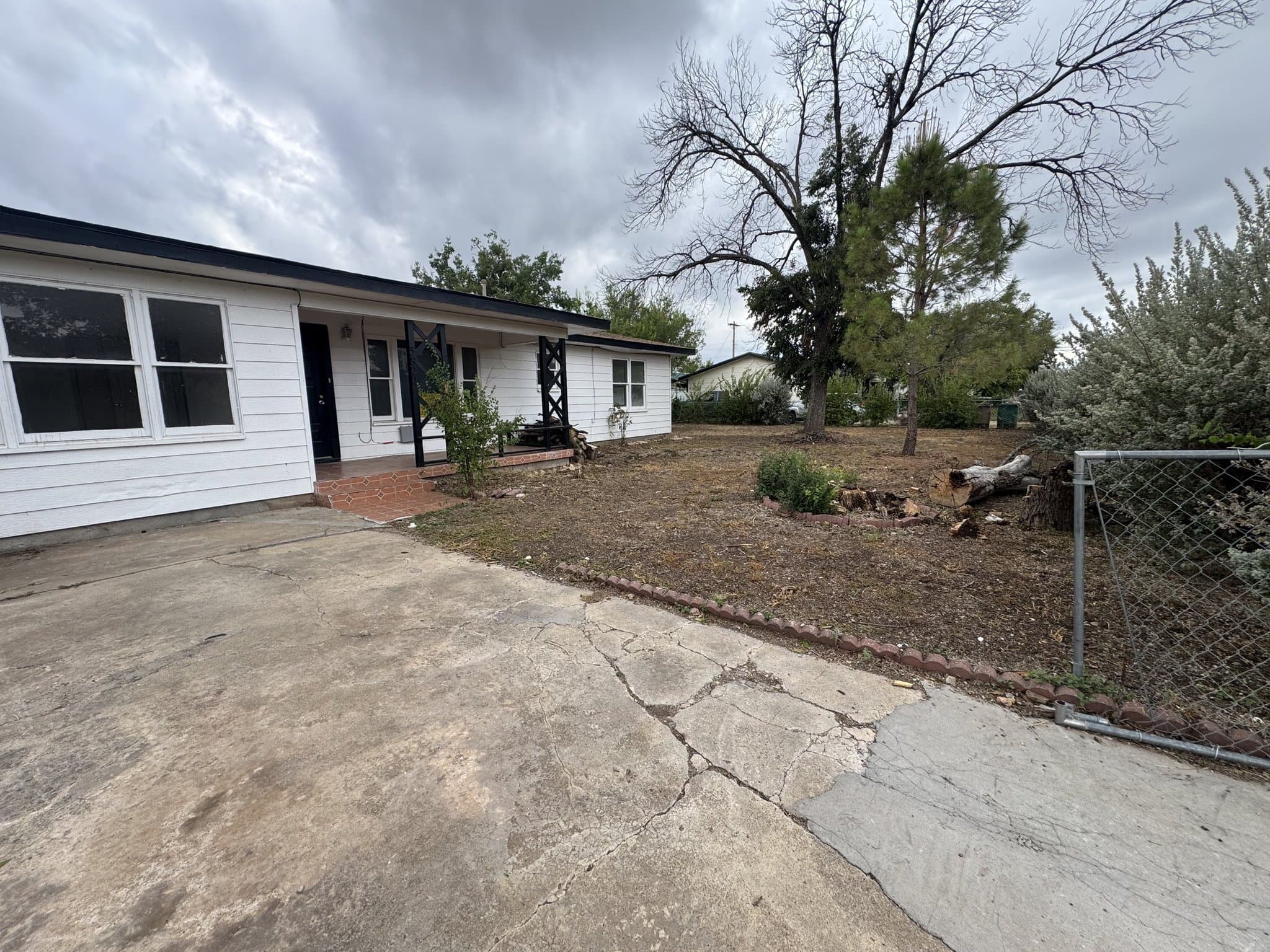 San Angelo House: 3822 Bowie St