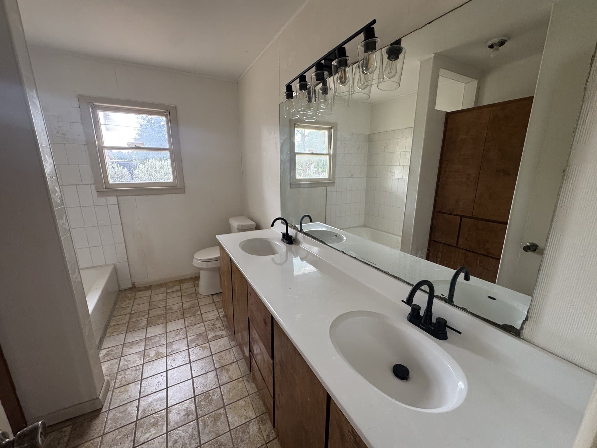 San Angelo House: 3822 Bowie St