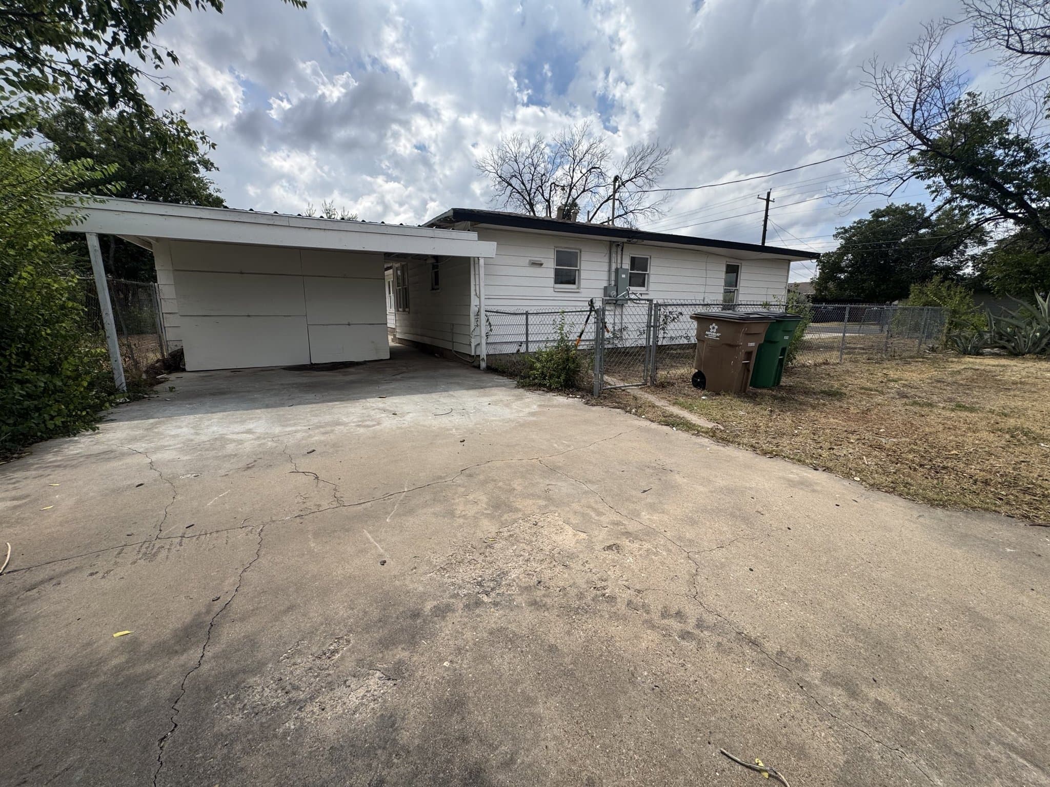 San Angelo House: 3822 Bowie St