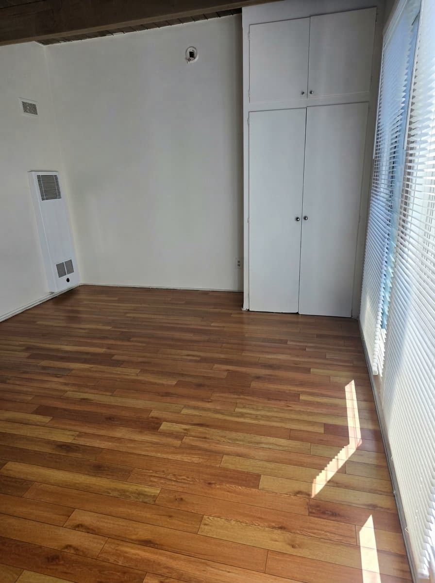 Los Angeles Apartment: 1909 N Beachwood Dr