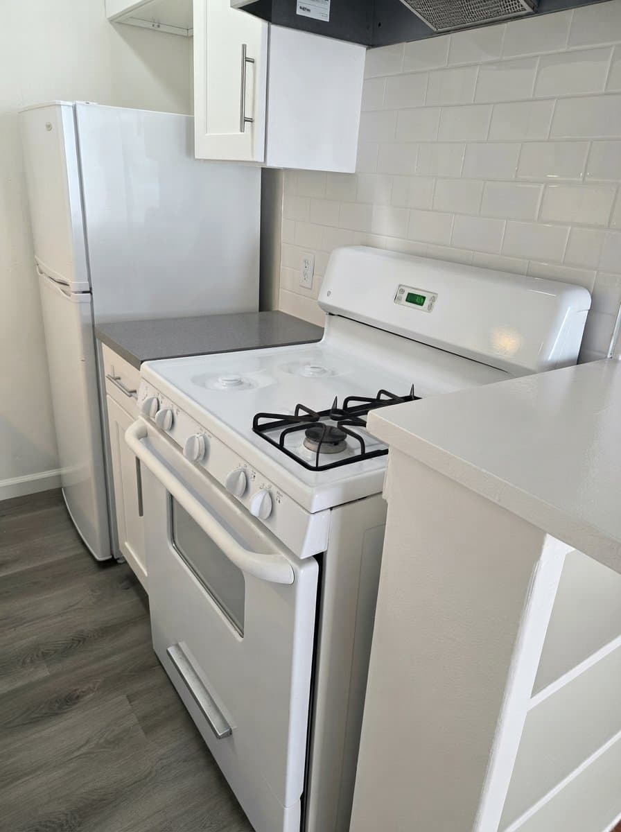 Los Angeles Apartment: 1909 N Beachwood Dr