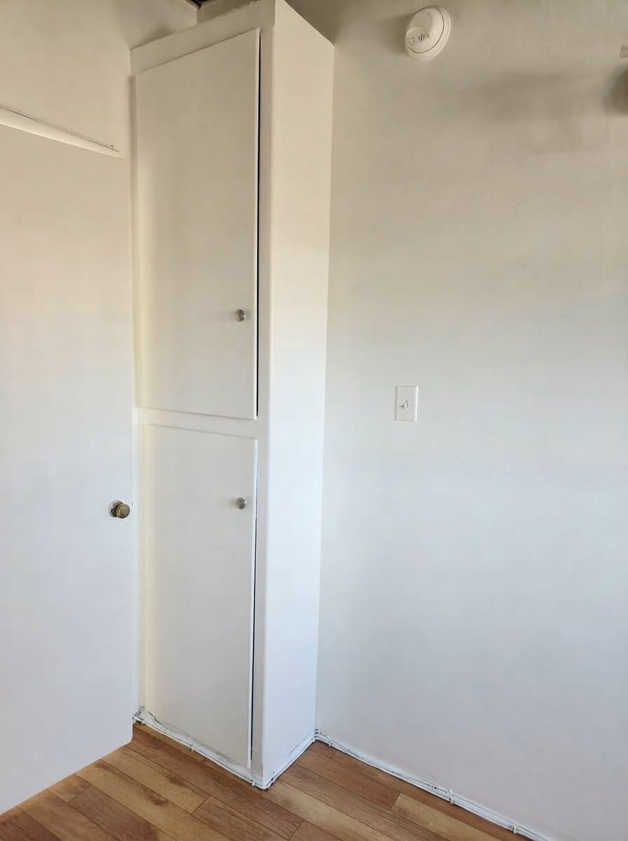 Los Angeles Apartment: 1909 N Beachwood Dr
