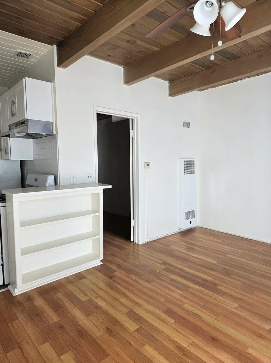 Los Angeles Apartment: 1909 N Beachwood Dr
