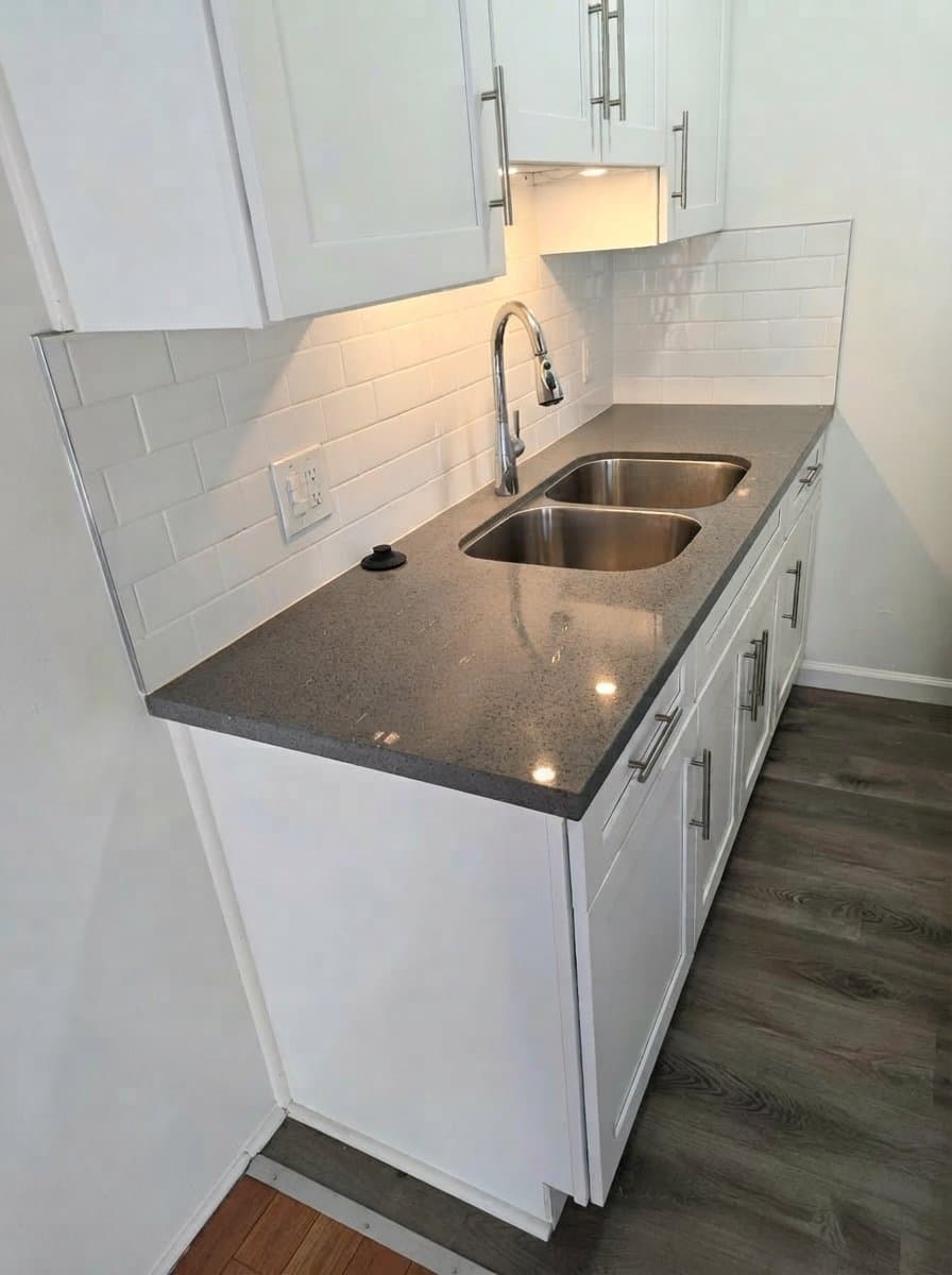 Los Angeles Apartment: 1909 N Beachwood Dr