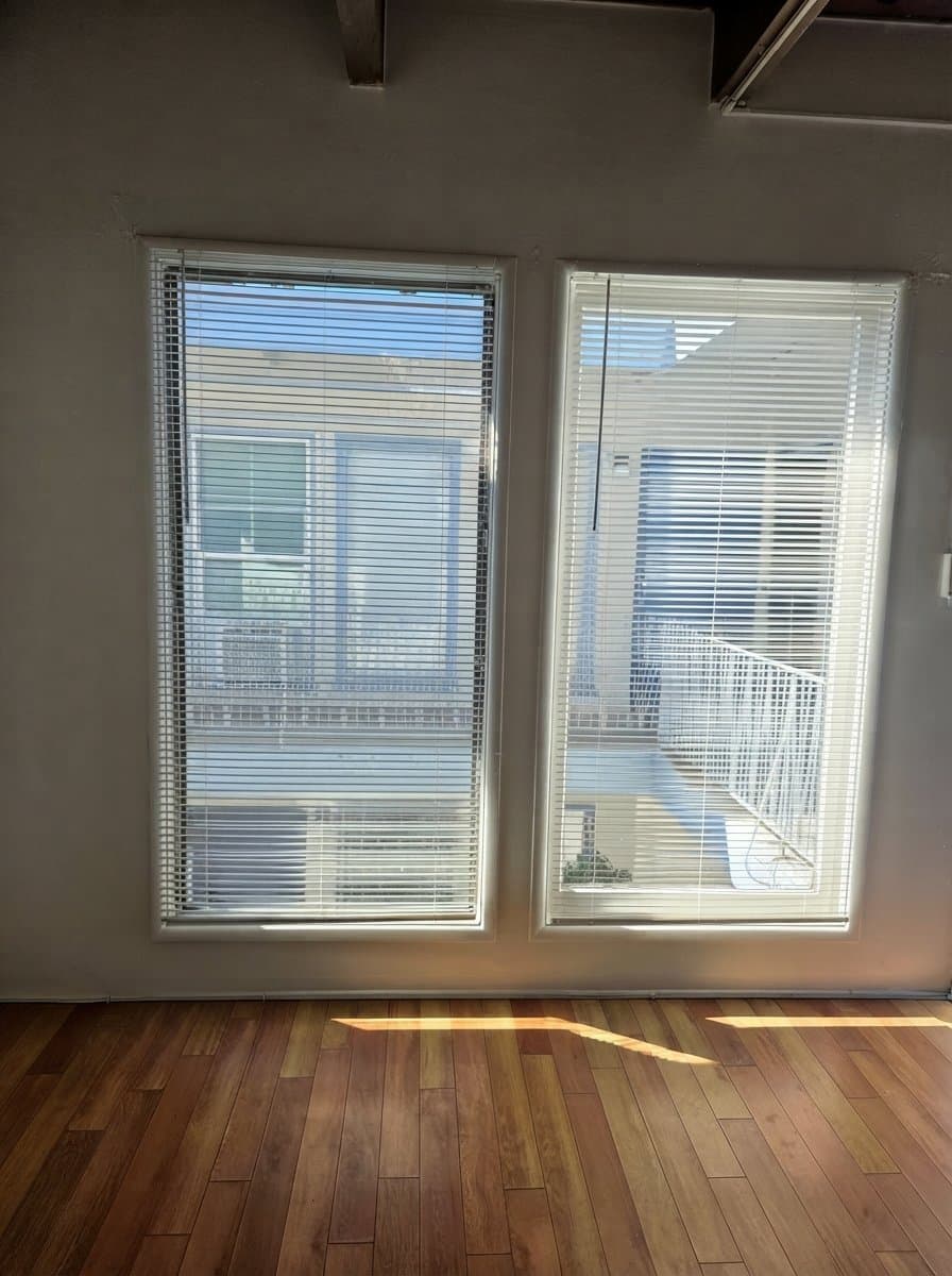 Los Angeles Apartment: 1909 N Beachwood Dr